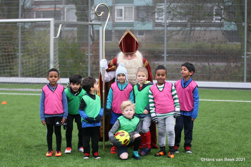 Sinterklaas op bezoek bij mini-pupillen en G-FORCE